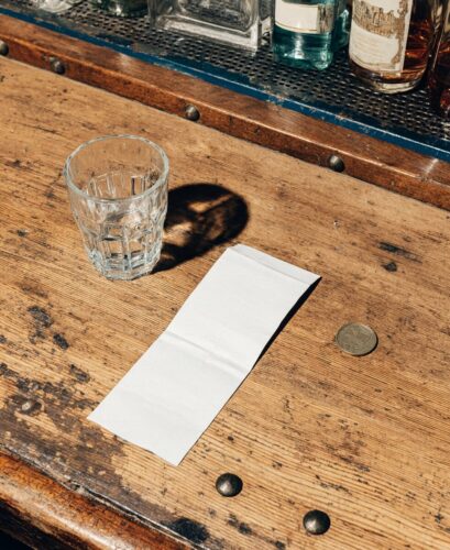 Thermische etiketten op rol bij lekkerpinnen.nl | Bestel eenvoudig & snel. Op deze foto in de banner zie je een drankje naast een afgedrukte bon staan, de bon is gedrukt om thermo papier.